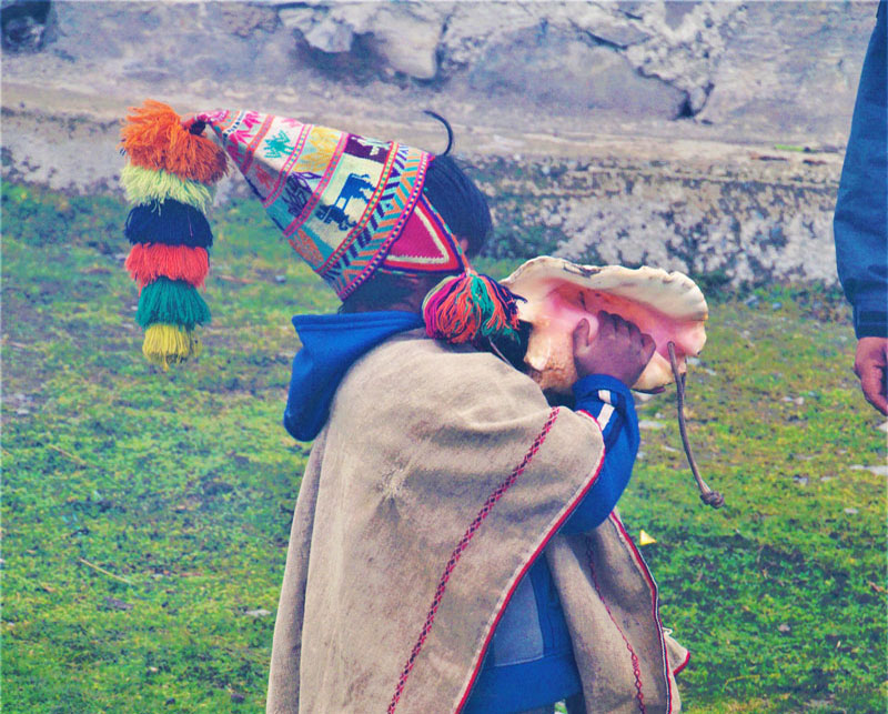 Niño con pututo